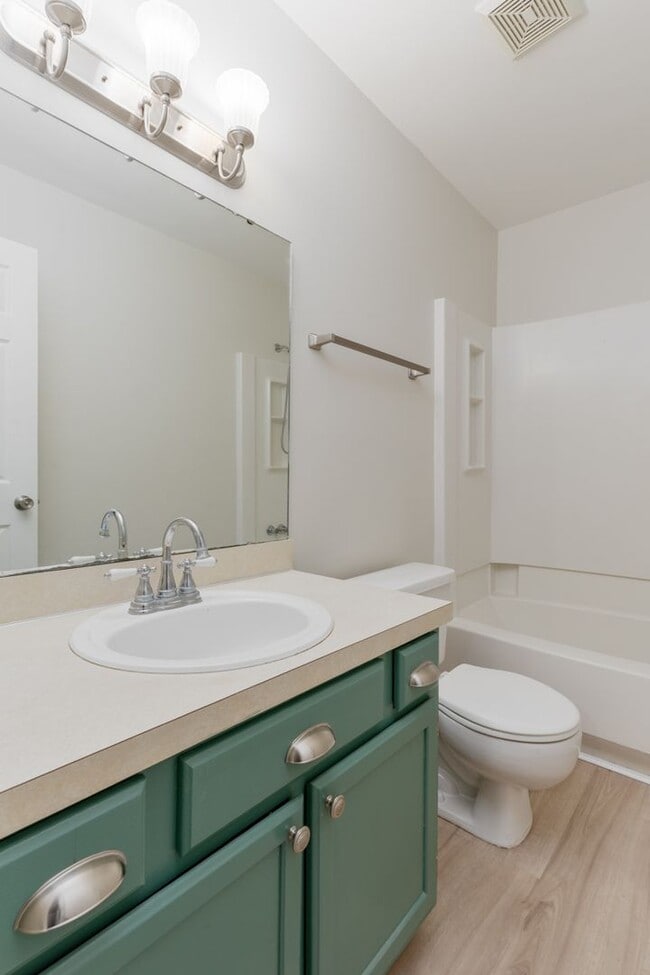 Building Photo - Delightful 3-bedroom, 2-bathroom home loca...