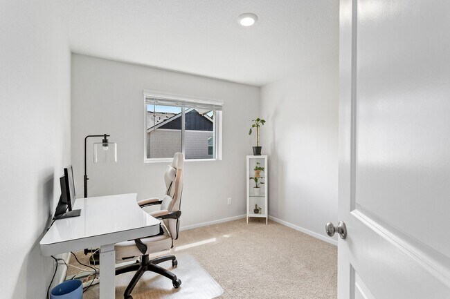 Building Photo - 3BD 2.5BA + Townhouse w/2-Car Garage + AC