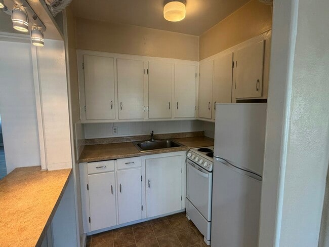 Building Photo - 434 Woodlawn Ave
