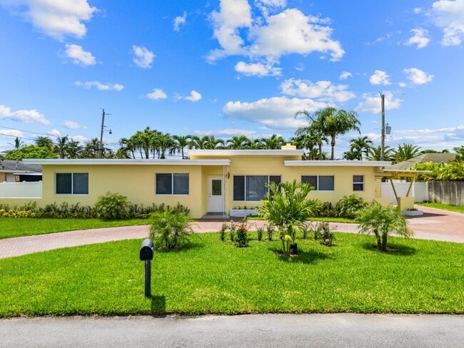 Primary Photo - 7531 Edgewater Cir