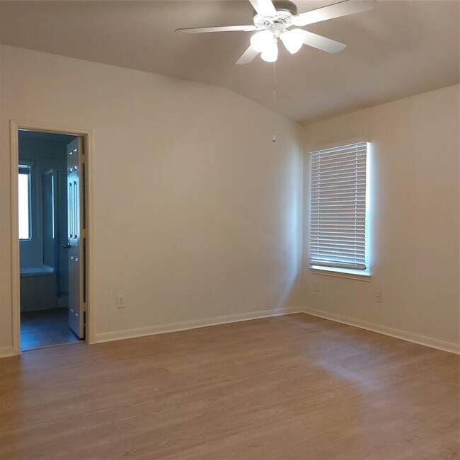 Building Photo - 1909 Roaring Springs Dr