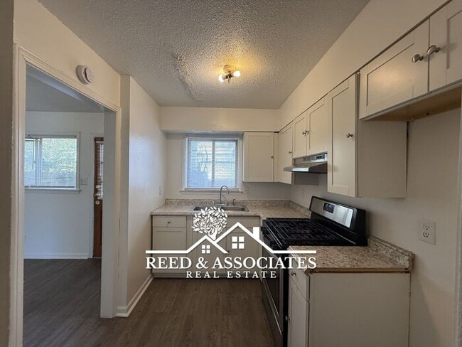 Building Photo - 2-Story Duplex Located Near UofM!