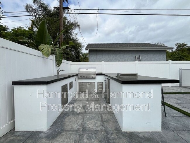Building Photo - 5735 Saloma Ave