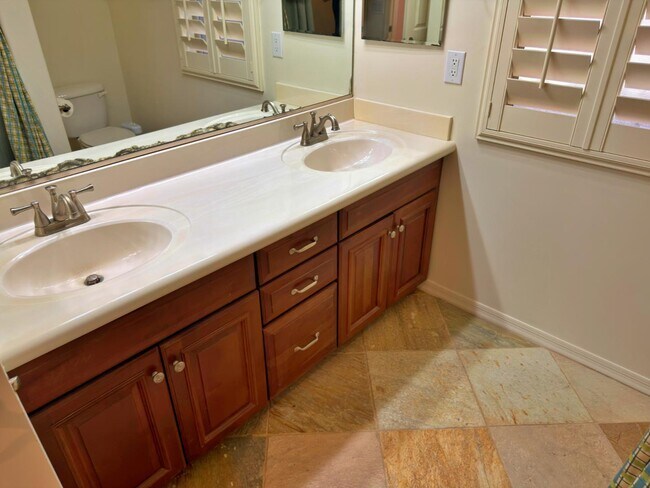 Building Photo - 737 E Charlevoix Ave