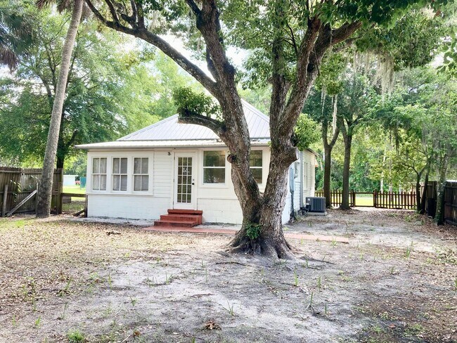 Building Photo - Crystal River Cottage!