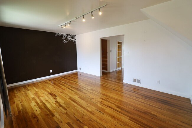 Building Photo - 360 N SF