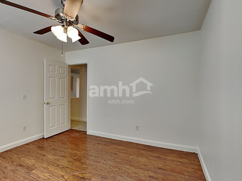 Building Photo - 2444 E Gleneagle Dr