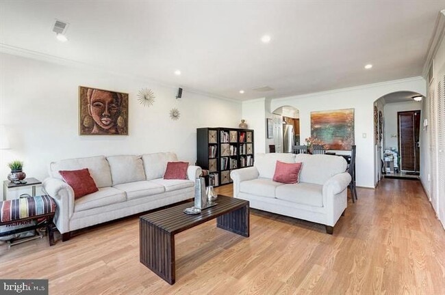 Building Photo - 1023 Quincy St NE