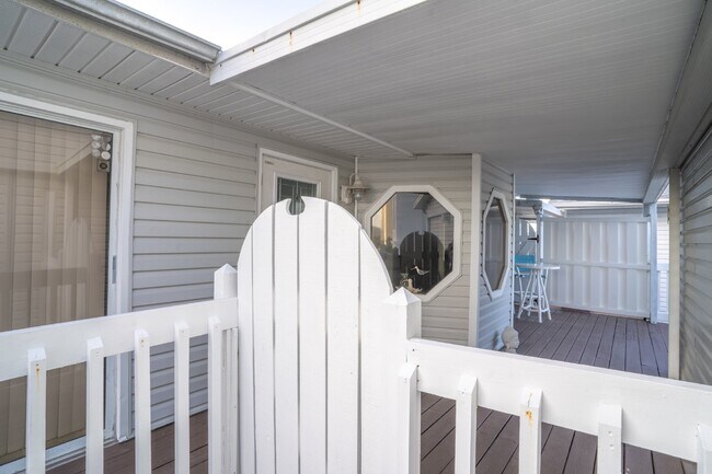 Building Photo - Gorgeous 2/2 condo at Indian Shores