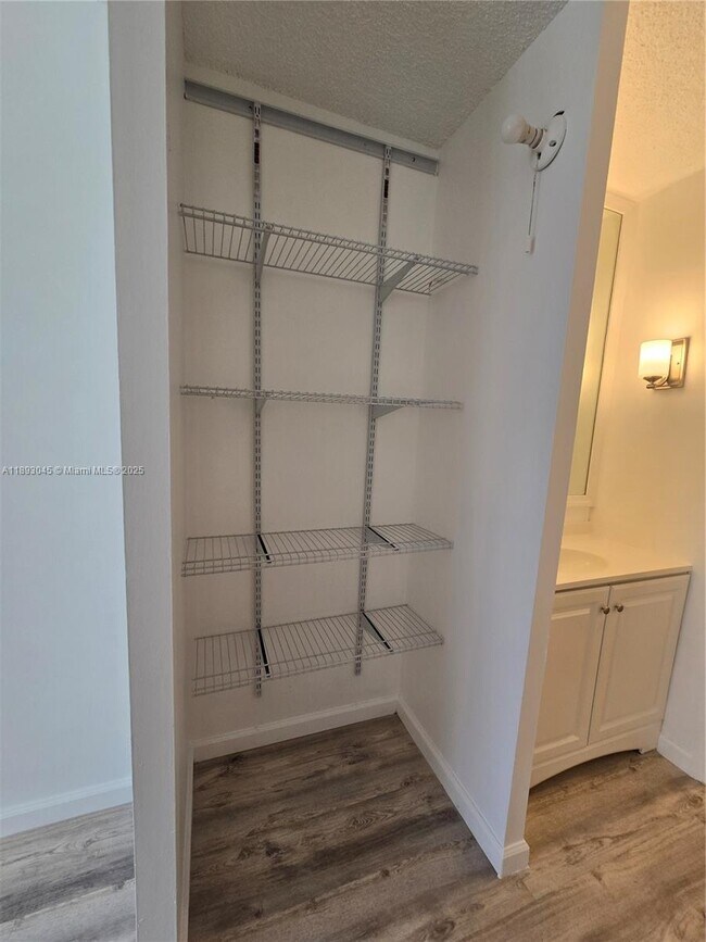 Building Photo - 3730 Inverrary Dr