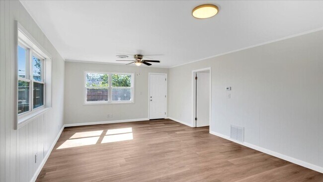 Building Photo - Newly remodeled 3 bedroom / 2 bath