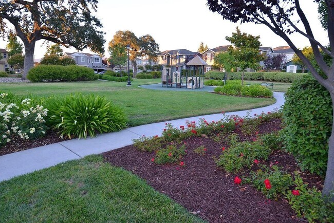 Building Photo - 3BR/2.5BA Oak Commons Home w/ Backyard & Community Pool & Park