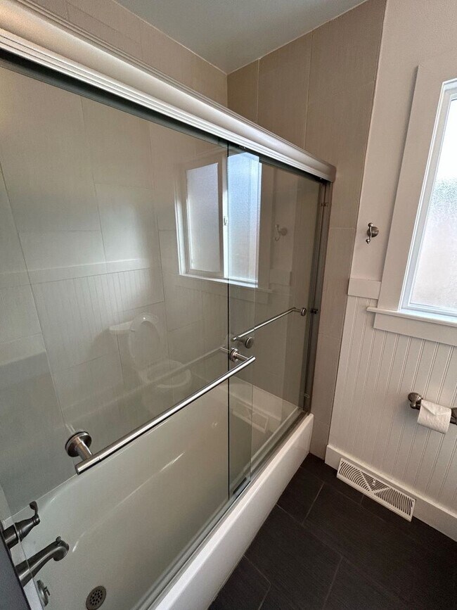 Building Photo - Rent this Gorgeous Fully Updated 3 Bd/ 1.5...