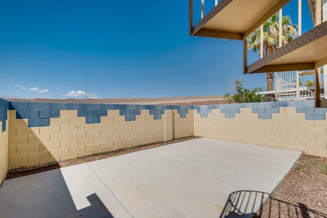 Building Photo - Beautiful 3 Bedroom, 2 Bathroom Townhouse w/ attached 1 Car Garage & Community Pool.