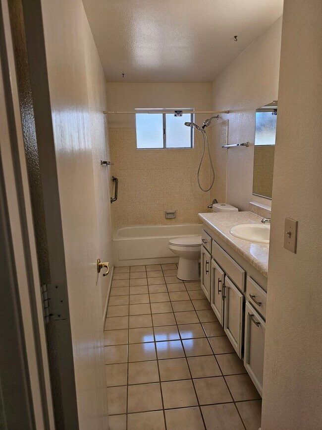 Building Photo - Big backyard right in the center of town!!!