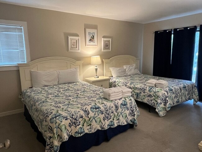 Building Photo - Unfurnished First Floor 3BR Condo in Sea P...