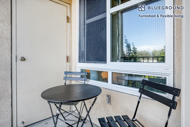 Building Photo - 853 Commodore Dr