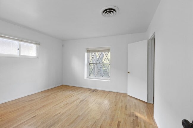 Building Photo - 15826 Magnolia Blvd