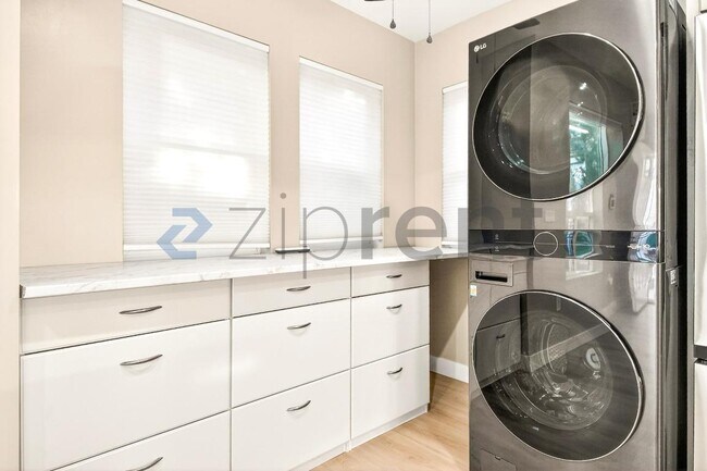 Building Photo - 363 E 63rd St