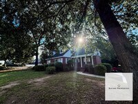Building Photo - Furnished One Bedroom Available NOW!