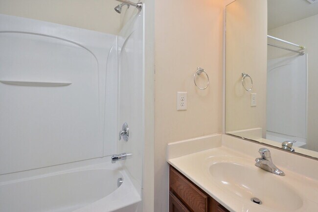 Building Photo - Modern 2BR/2.5BA Townhome in Stratford Lakes – Minutes to Southpoint & Downtown Durham!