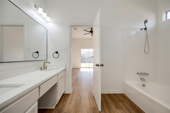 Building Photo - 2007 Castle View Dr