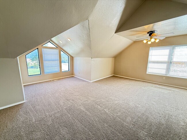 Building Photo - Huge 4 Bedroom in West Tulsa