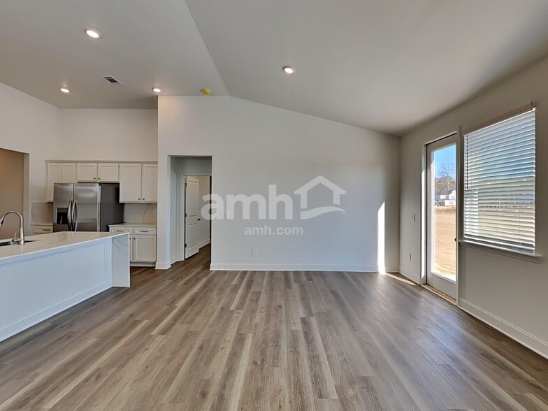 Building Photo - 204 Chase Ln