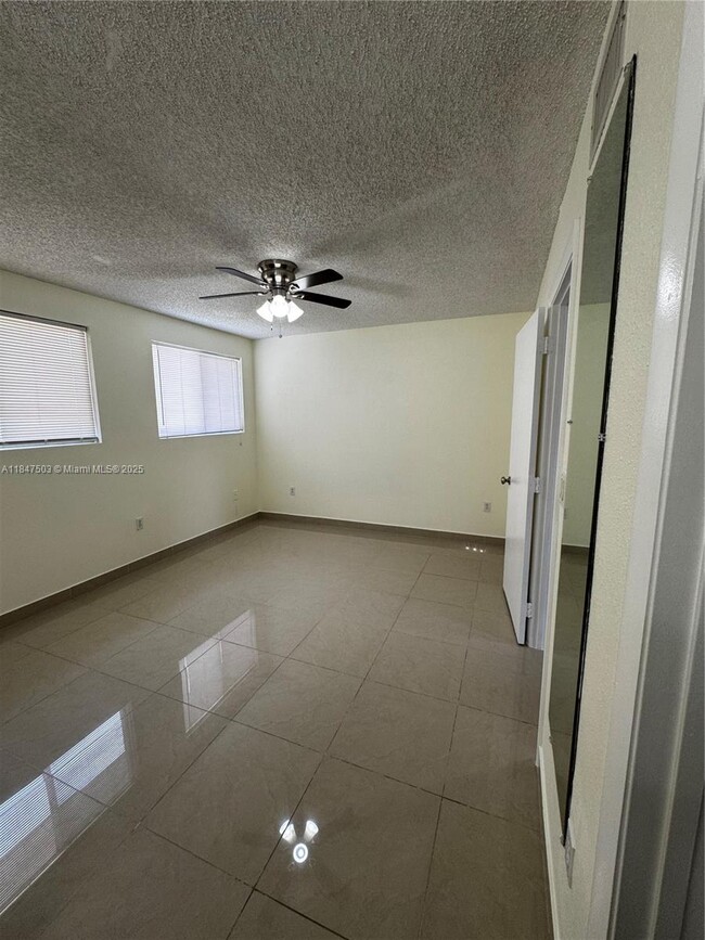 Building Photo - 863 Crystal Lake Dr