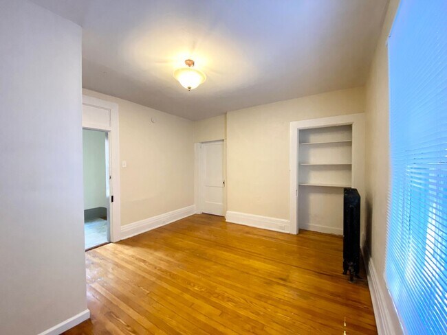 Building Photo - 5 bedroom /2 bath Mins. from UC for $750/p...