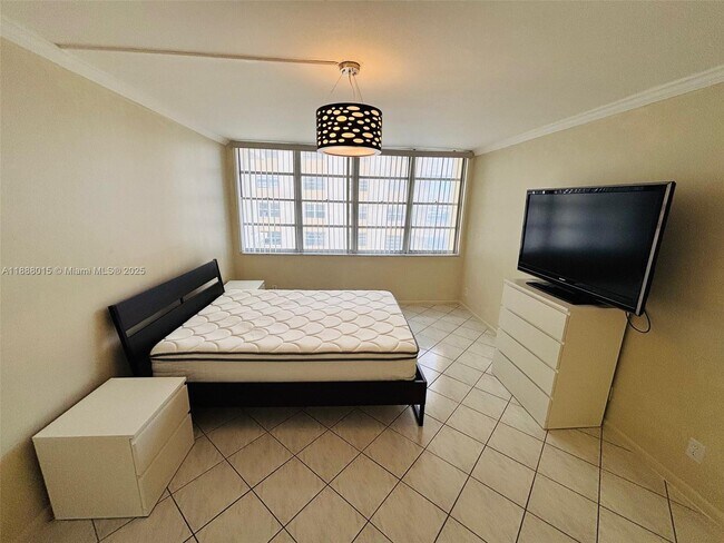 Building Photo - 1817 S Ocean Dr