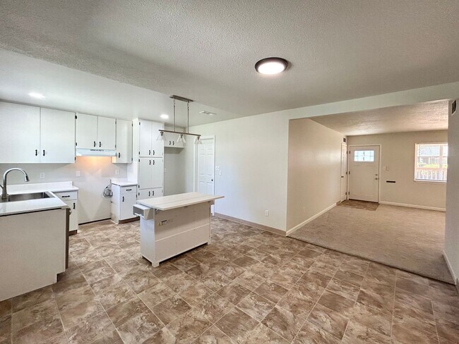 Building Photo - Freshly Updated 3 Bedroom Home with Garage, Fenced Yard & Covered Patio!