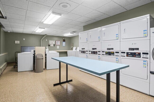 Building Photo - 233 E Erie St