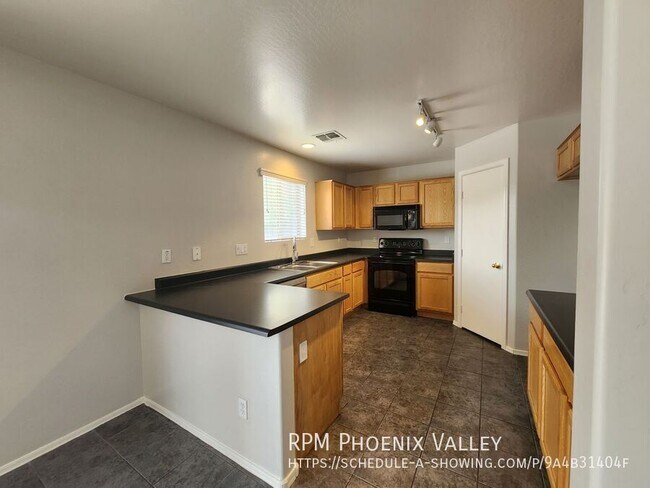 Building Photo - 13921 W Port Royale Ln