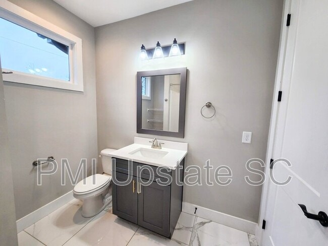 Building Photo - 6 Dean St