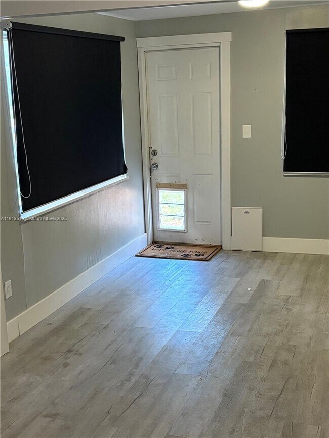 Building Photo - 2002 NE 43rd St