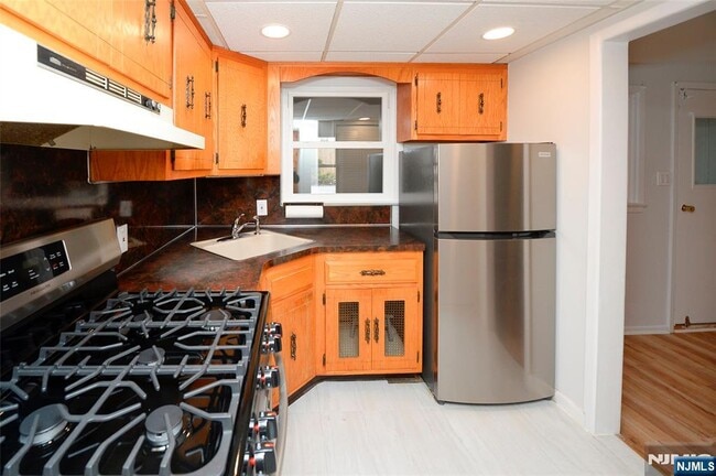 Building Photo - 43 Spruce Ave