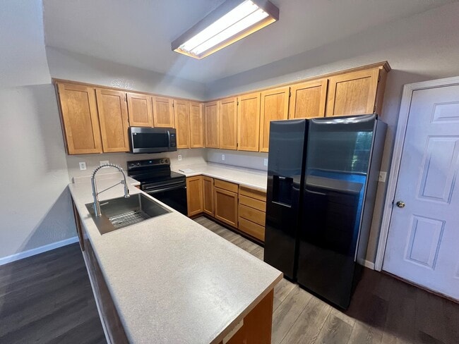 Building Photo - 2635 Parkwood Village Ln