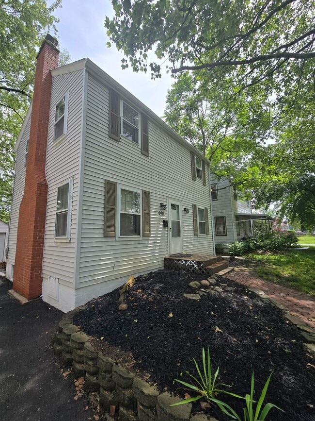 Building Photo - 3 BEDROOM SINGLE FAMILY