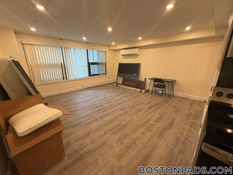 Building Photo - 1028a Commonwealth Ave