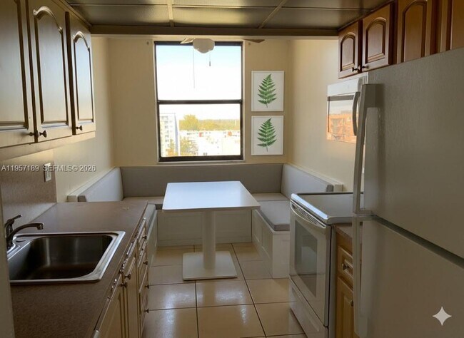 Building Photo - 1470 NE 123rd St