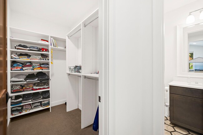 Building Photo - 4bd/4.75ba Bellevue House