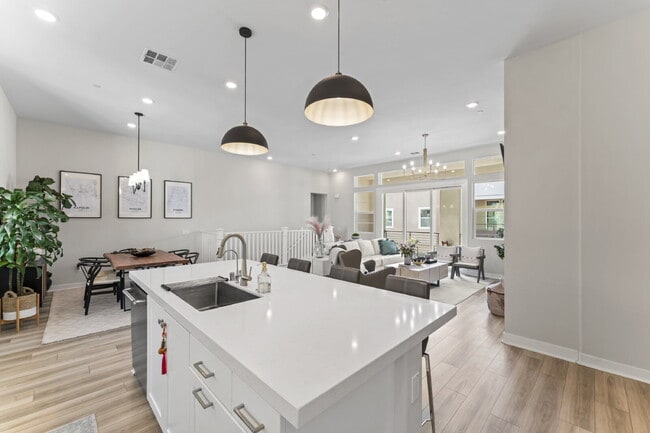 Building Photo - "Spacious 3-Bedroom Townhouse Retreat in P...