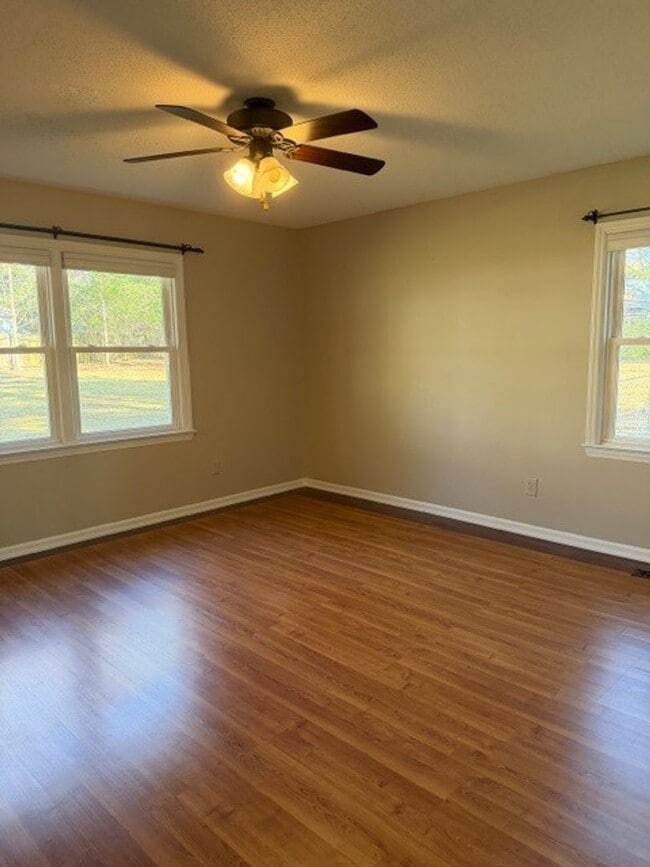 Building Photo - 3 Bedroom/2 Bathroom - Close to SJAFB, Shopping, Restaurants!