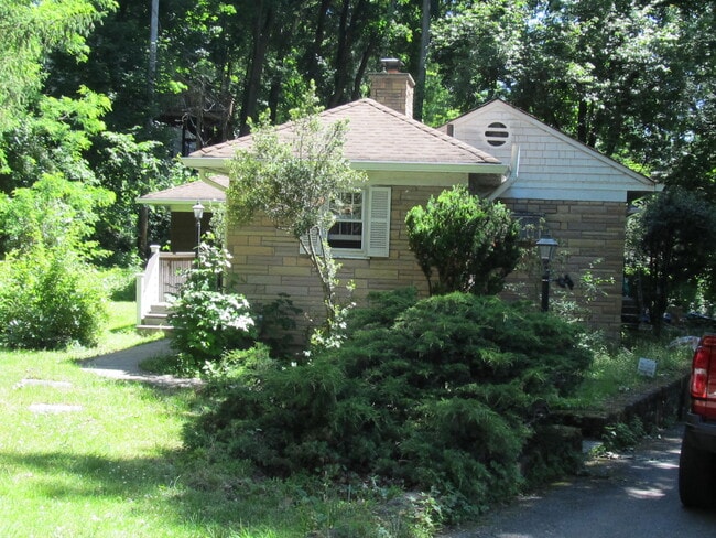 Building Photo - 449 Long Hill Rd