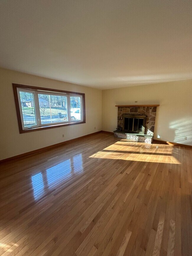 Building Photo - 3 bedroom, 3 bath house located in Park Forest