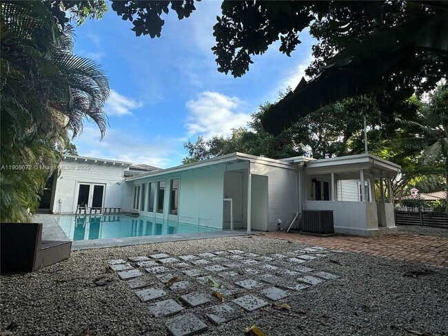 Building Photo - 6810 SW 70th Ave