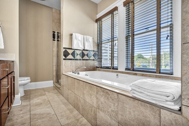 Building Photo - 1501 E 105th St