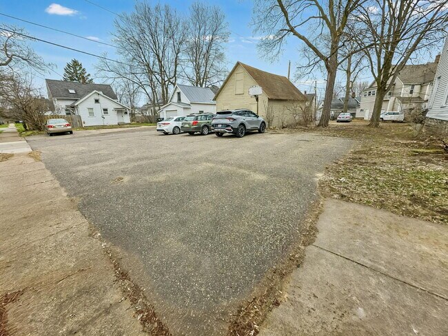 Building Photo - 3 Bedroom, 1 Bathroom with Covered Large Balcony and Off-Street Parking - Available July 1st!