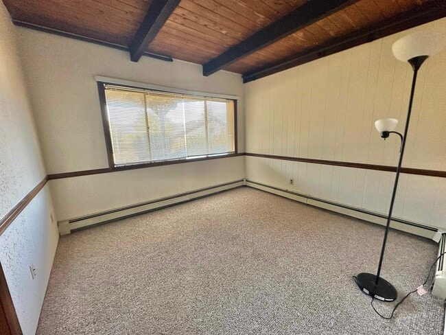 Building Photo - 253 Linderhof Strasse